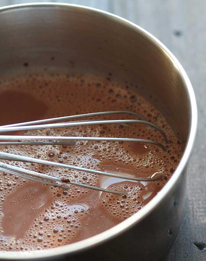 4 ingredients is all you need to make yourself a mug of dairy-free, decadent vegan peppermint hot chocolate. A nice, sweet warm up on a chilly day!
