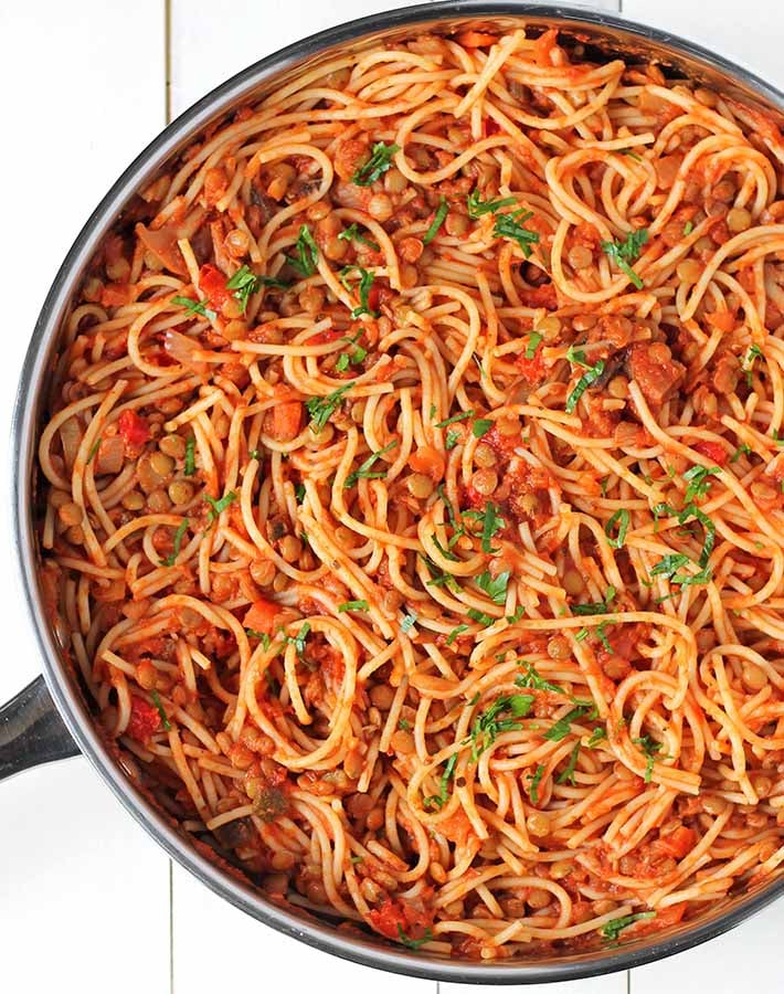 Spaghetti with lentils in a large saucepan.