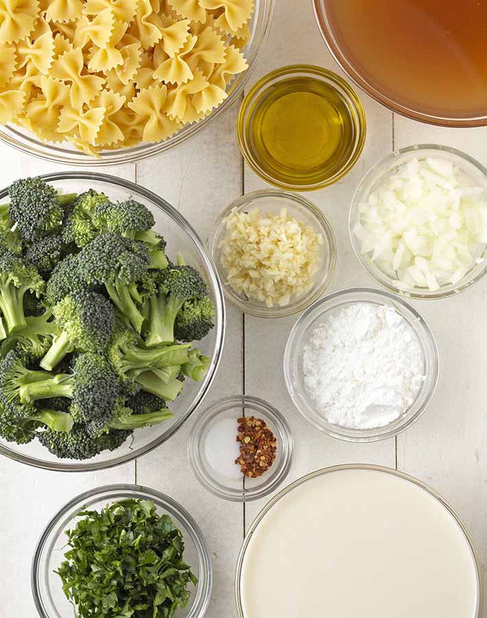 A picture of all the ingredient needed to make plant-based broccoli pasta.