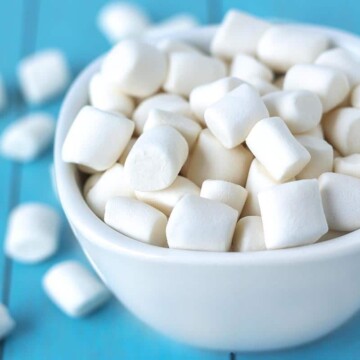 Vegan marshmallows in a white bowl.