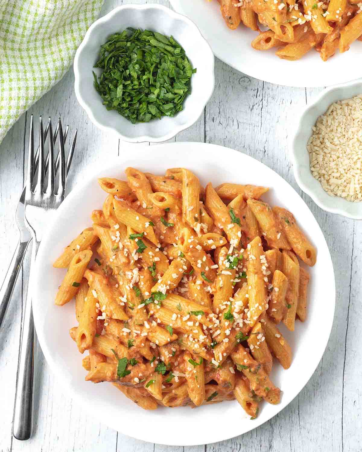 Creamy Vegan Tomato Pasta (without Cashews) - Delightful Adventures